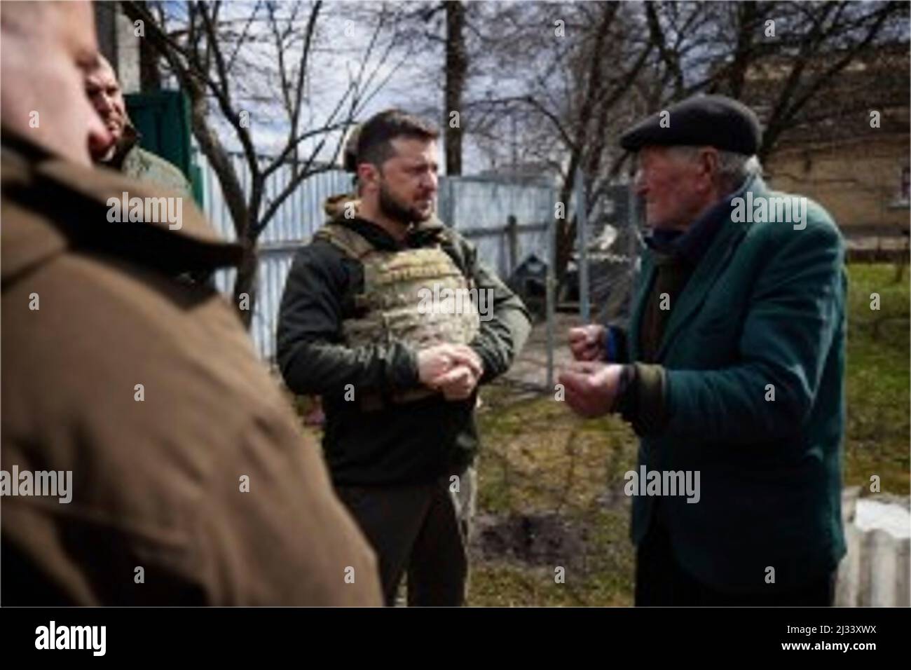 Bucha, Ukraine. 05th avril 2022. Le président ukrainien Volodymyr Zelenskyy, au centre, s’entretient avec des résidents qui ont survécu à l’invasion russe et à la destruction des infrastructures civiles, le 4 avril 2022 à Bucha, dans la région de Kiev, en Ukraine. Credit: Présidence de l'Ukraine/Présidence de l'Ukraine/Alamy Live News Banque D'Images