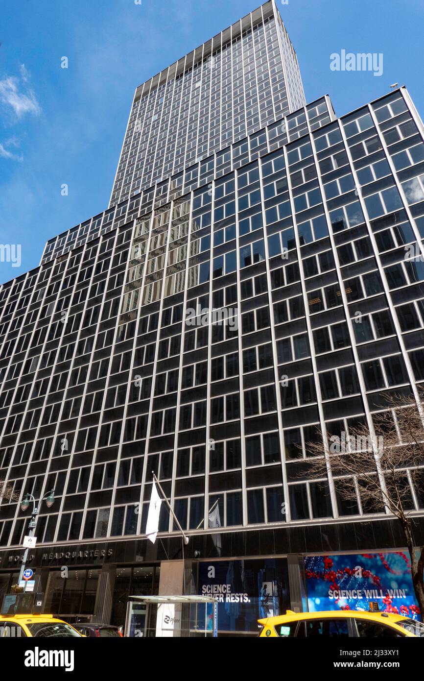 Siège mondial de Pfizer façade du bâtiment, NYC 2022 Banque D'Images