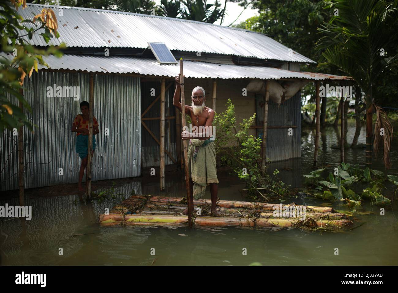 Les populations touchées par les inondations sont observées à Sunamganj, dans le nord-est du Bangladesh, le 16 juillet 2020. Chaque année, des millions de personnes touchées par les inondations dues à de fortes pluies et à des cours d'eau débordant dans les parties nord-est et nord-ouest du Bangladesh. De nombreuses personnes sont mortes, déplacées, ont perdu leurs récoltes, leurs maisons, souffrent de nourriture et d'eau potable pure pendant l'inondation de la mousson. Banque D'Images