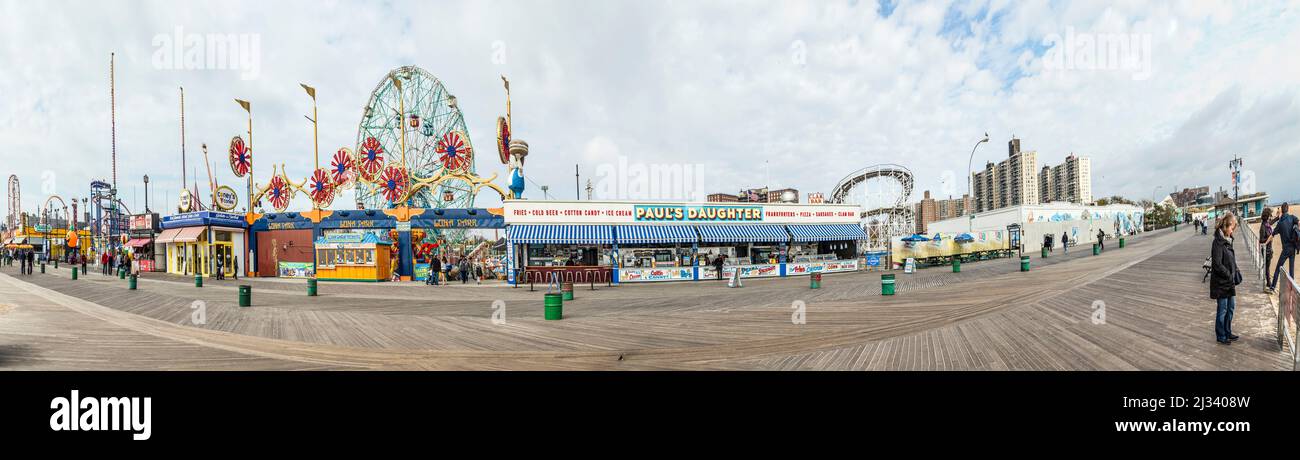 CONEY ISLAND, Etats-Unis - OCT 25, 2015: Les gens visitent la célèbre vieille promenade de Coney Island, la zone d'amusement de plage de New York. Banque D'Images