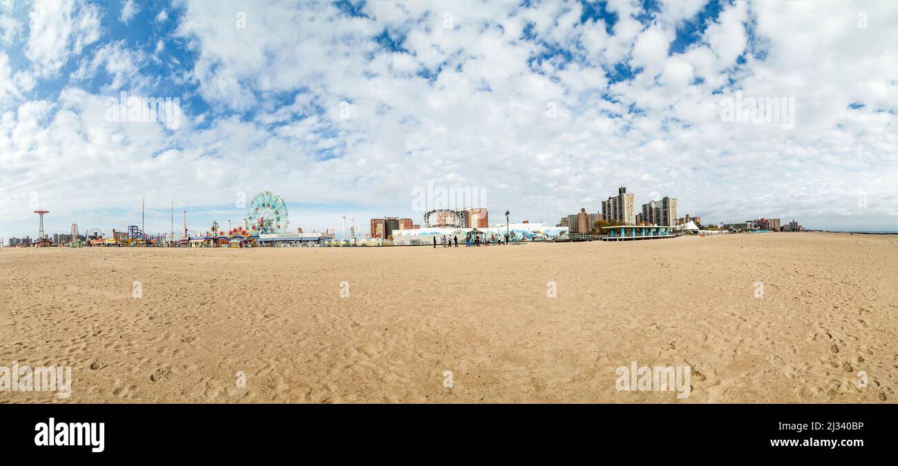 CONEY ISLAND, Etats-Unis - OCT 25, 2015: Les gens visitent la célèbre vieille promenade de Coney Island, la zone d'amusement de plage de New York. Banque D'Images