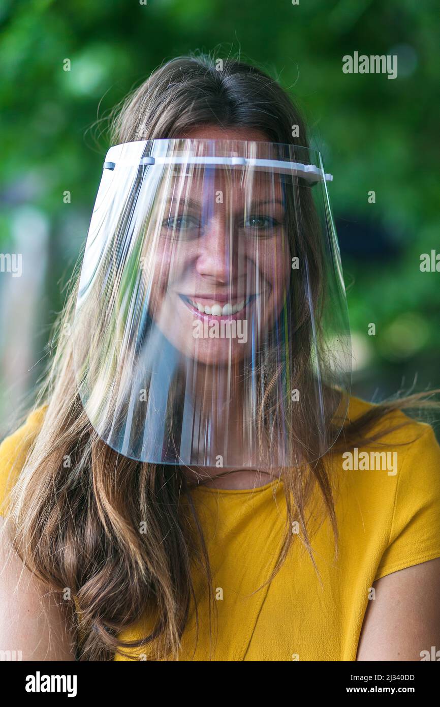 jeune femme portant une visière de protection Banque D'Images