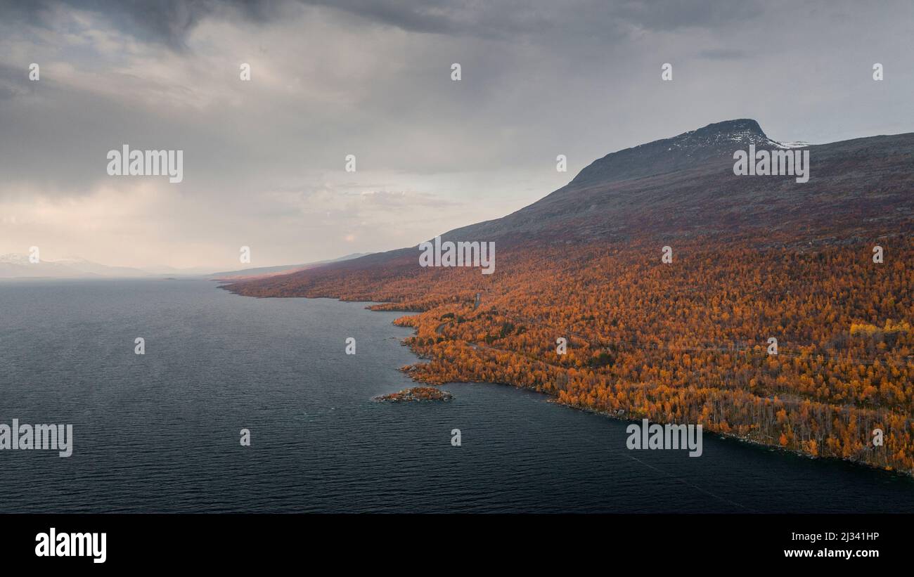 Paysage avec montagnes et lac dans le parc national Stora Sjöfallet en automne en Laponie en Suède d'en haut Banque D'Images