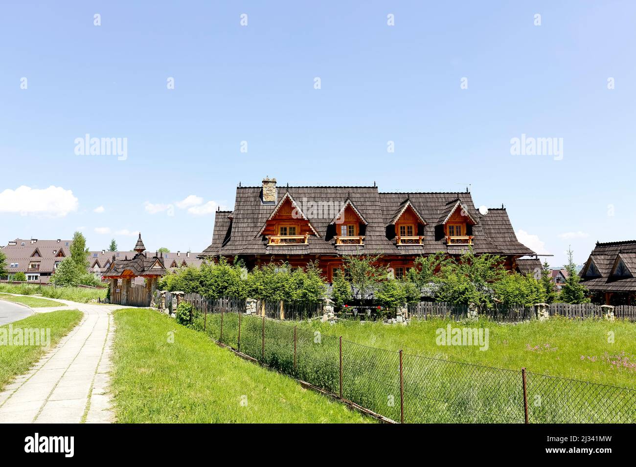 Zakopane, Pologne - 13 juin 2015 : Rejka, une élégante villa construite en 2005-2007 en pierre et en bois de sapin. L'aspect contemporain du bâtiment fait référence Banque D'Images
