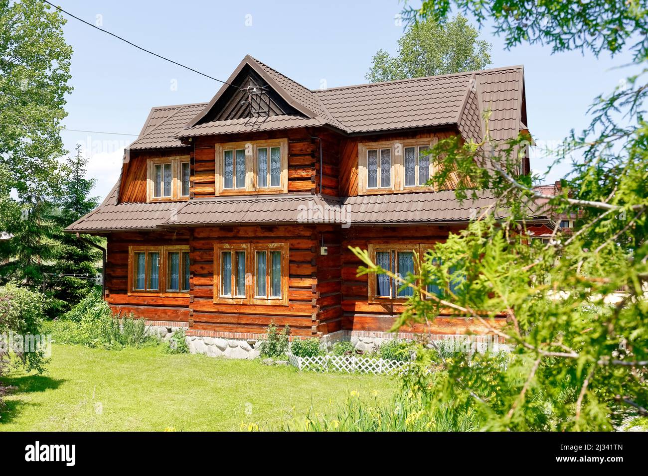 Zakopane, Pologne - 13 juin 2015: Maison résidentielle en bois, construite au deuxième quart du XXe siècle. Il y a une pelouse en fron Banque D'Images