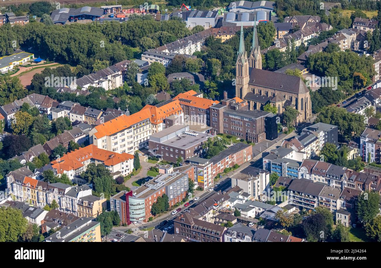Vue aérienne, Marienkirche und AMEOS Klinikum St. Josef Oberhausen im Marienviertel, Oberhausen, Ruhrgebiet, Nordrhein-Westfalen, Allemagne, lieu de la wor Banque D'Images