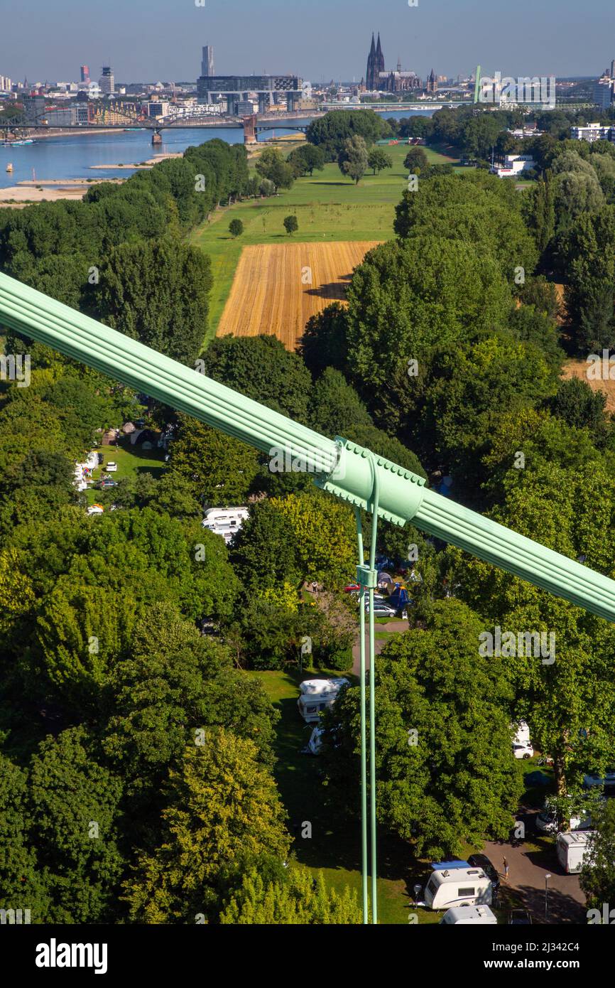 Câble de support du pont du Rhin près de Rodenkirchen devant la silhouette de Cologne, cathédrale de Cologne, pont de l'autoroute allemande A4 Banque D'Images