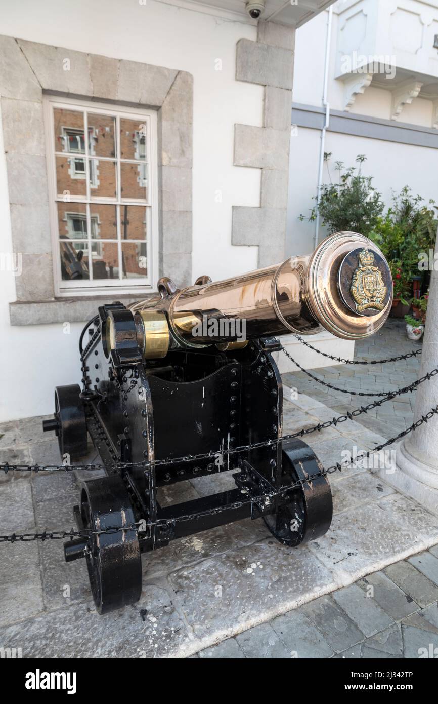 L'un des deux canons à l'extérieur du bâtiment du gouvernement est relié à la crête régimentaire, main Street, Gibraltar Banque D'Images