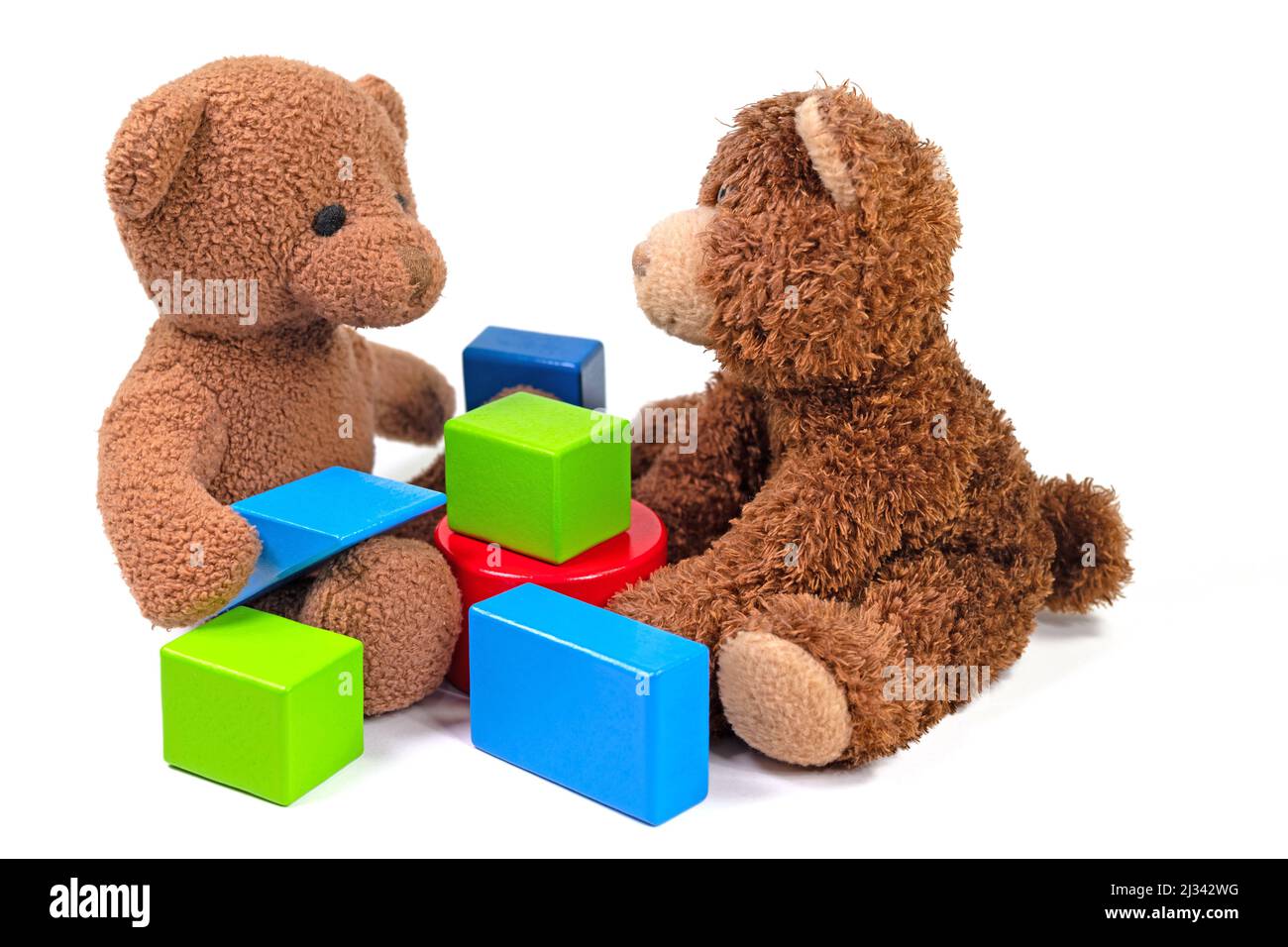 Ours en peluche et blocs de construction en bois devant un fond blanc Banque D'Images