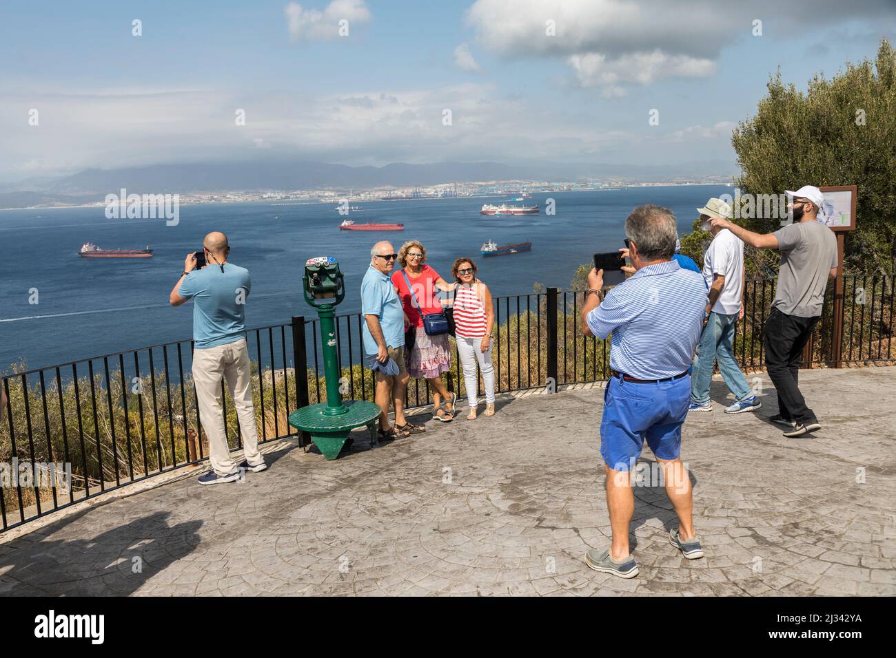 Les gens takiong photographies sur la plate-forme d'observation aux piliers d'Hercules, Gibraltar Banque D'Images