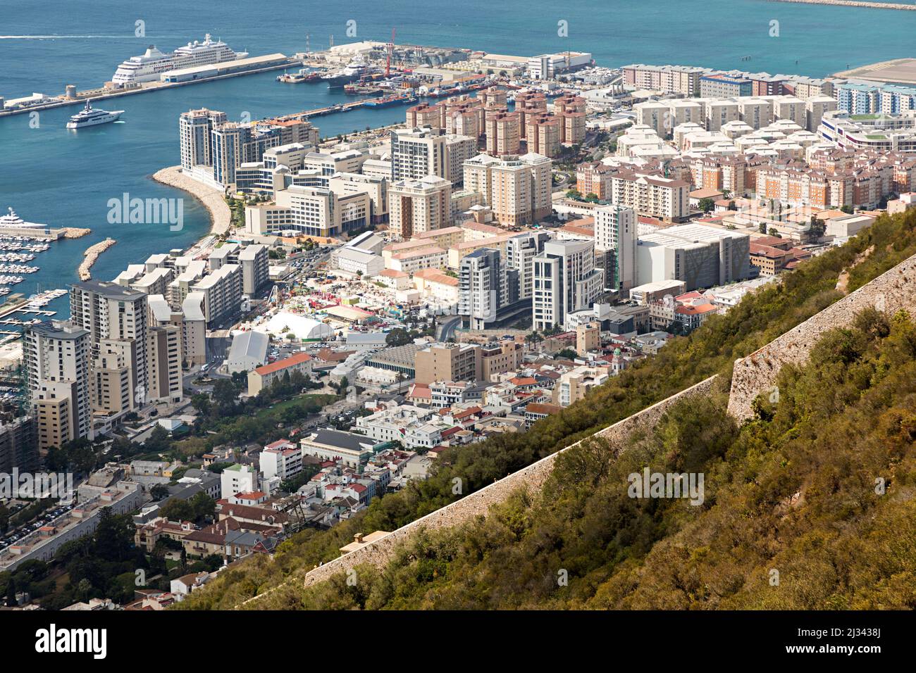 Ville de Gibraltar avec port et mur Charles V en premier plan Banque D'Images
