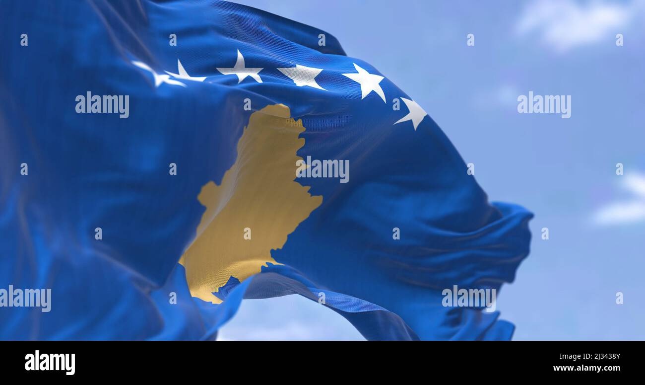 Détail du drapeau national du Kosovo qui agite dans le vent par temps clair. Le Kosovo est un État partiellement reconnu en Europe du Sud-est. Mise au point sélective. Banque D'Images