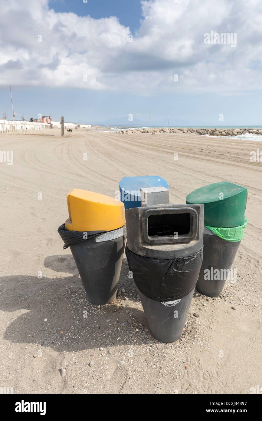 Bacs à litière sur la plage, Gibraltar Banque D'Images