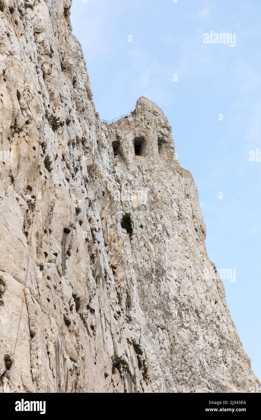 Porte de canon fenêtres défensives dans le Rocher de Gibraltar Banque D'Images