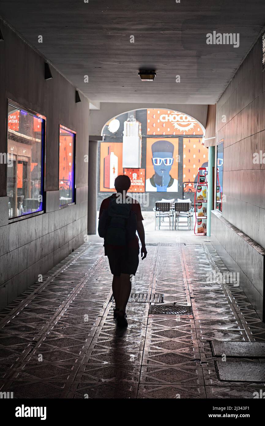 Personne en silhouette traversant le passage, la Linea de la Concepcion, Espagne Banque D'Images