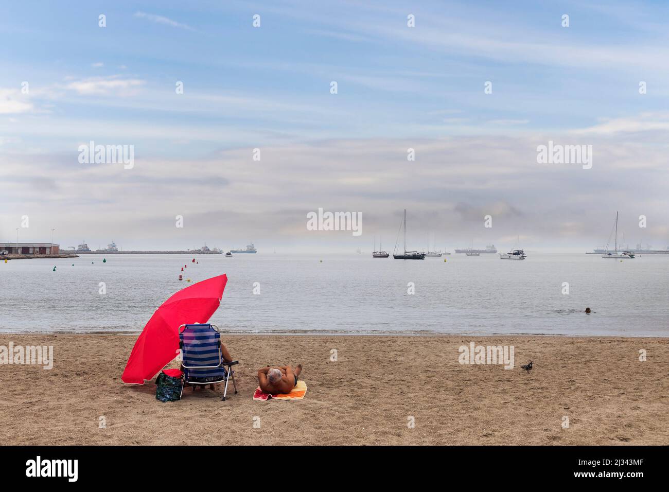 Bains de soleil sur la plage à la Linea de la Concepcion, Espagne Banque D'Images