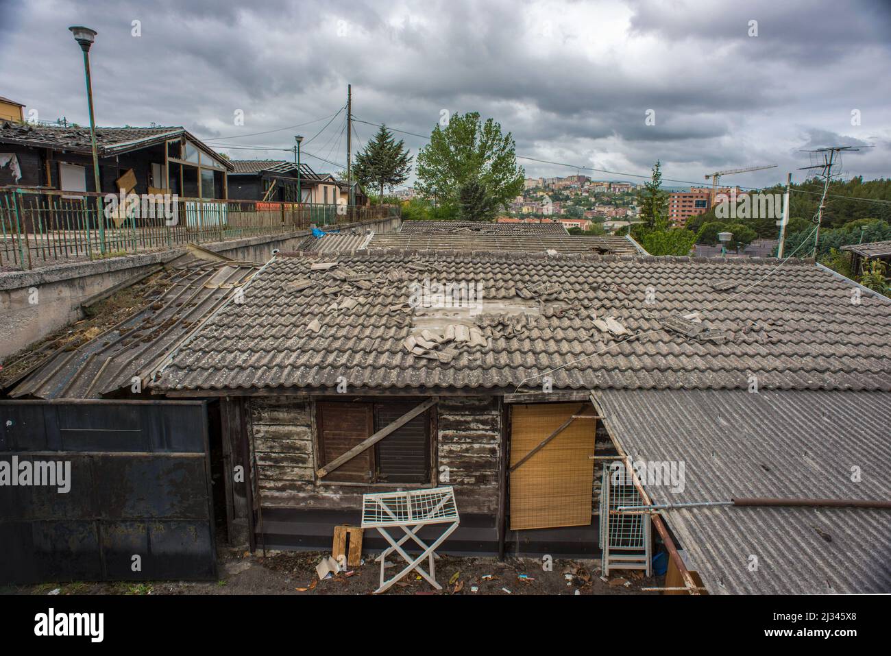 Potenza, Italie 08/04/2017: Quartier de Bucaletto, logement temporaire construit après le tremblement de terre d'Irpinia en 1980. Avec plus de 2 000 habitants. © Andrea Sabbadini Banque D'Images