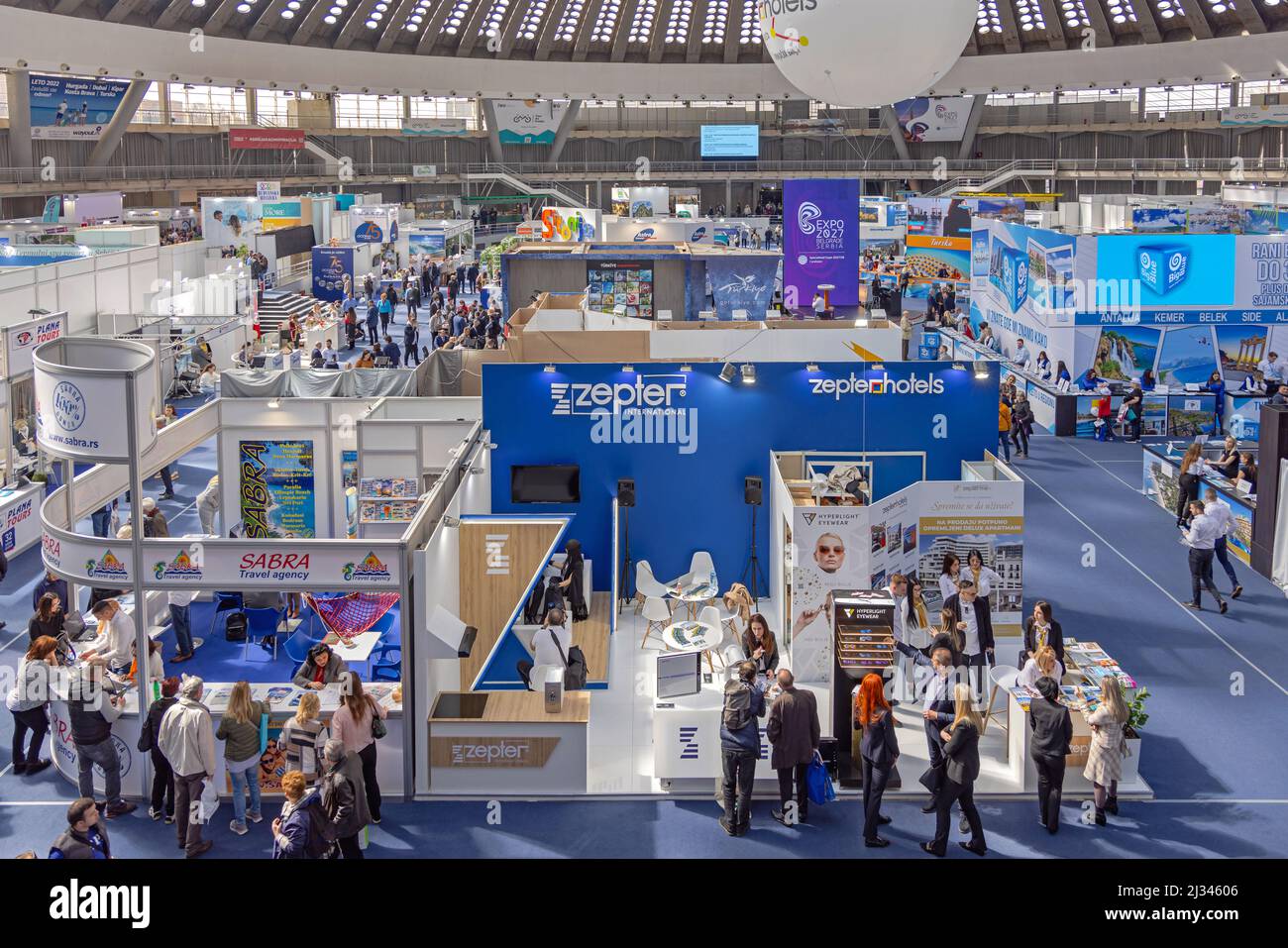 Belgrade, Serbie - 24 mars 2022 : salon du voyage et du tourisme à l'intérieur du grand hall d'exposition. Banque D'Images