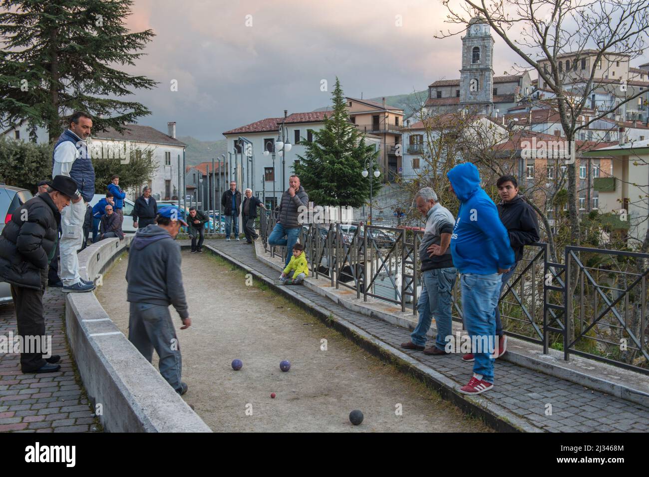 Savoia di Lucania (Potenza), Italie 21/04/2018: Les villageois jouent du bocce. © Andrea Sabbadini Banque D'Images