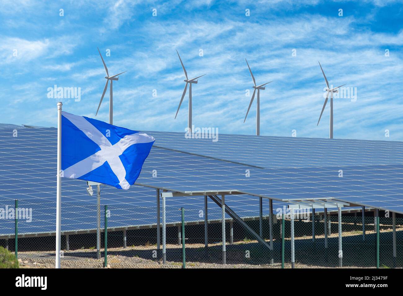 Drapeau de l'Écosse, panneaux solaires, éoliennes onshore. Énergie renouvelable propre et bon marché, zéro émission nette, électricité, coût de la vie, concept de crise Banque D'Images