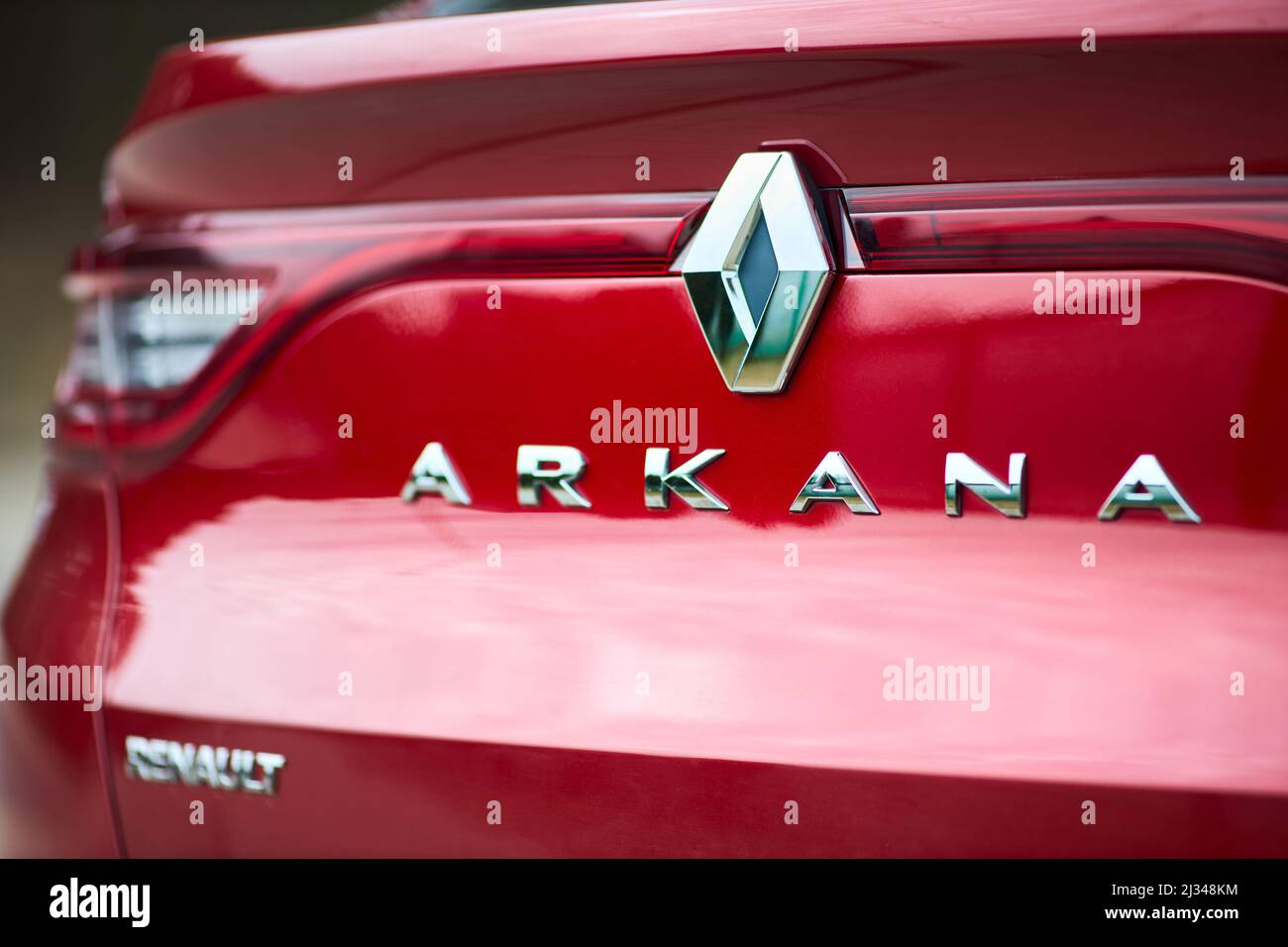 Berlin - Mars 2022: 2021 Renault Arkana e-Tech SUV hybride voiture Renault et Arkana logo sélective Focus voiture avec emblème de couvercle de coffre. Banque D'Images