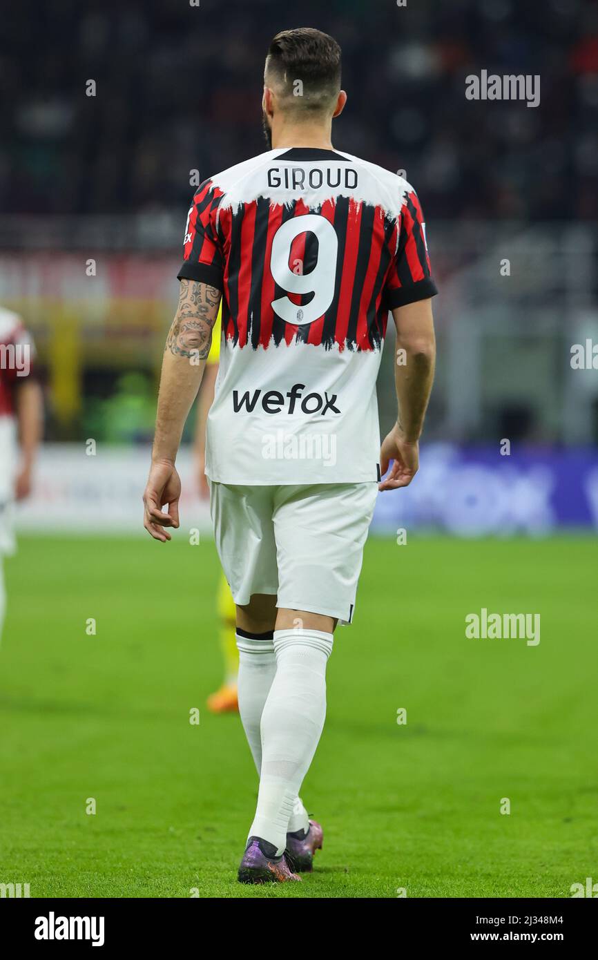 Olivier Giroud de l'AC Milan avec le nouveau maillot de l'AC Milan lors de  la série Un match de football 2021/22 entre l'AC Milan et le FC de Bologne  au stade Giuseppe