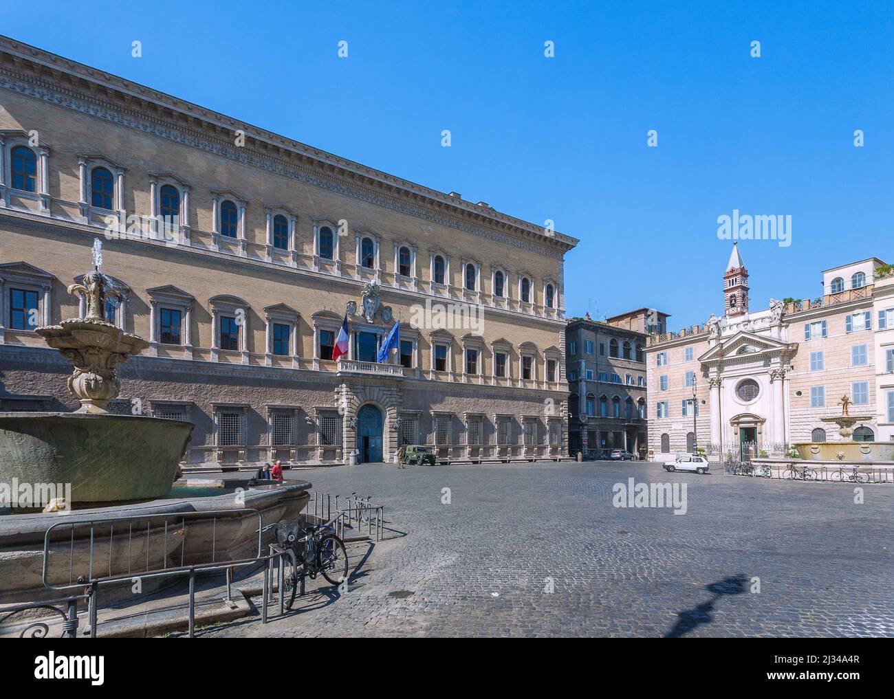 Rome, Piazza Farnese, Palazzo Farnese, fontaines avec baignoires en granit, église de Santa Brigida Banque D'Images