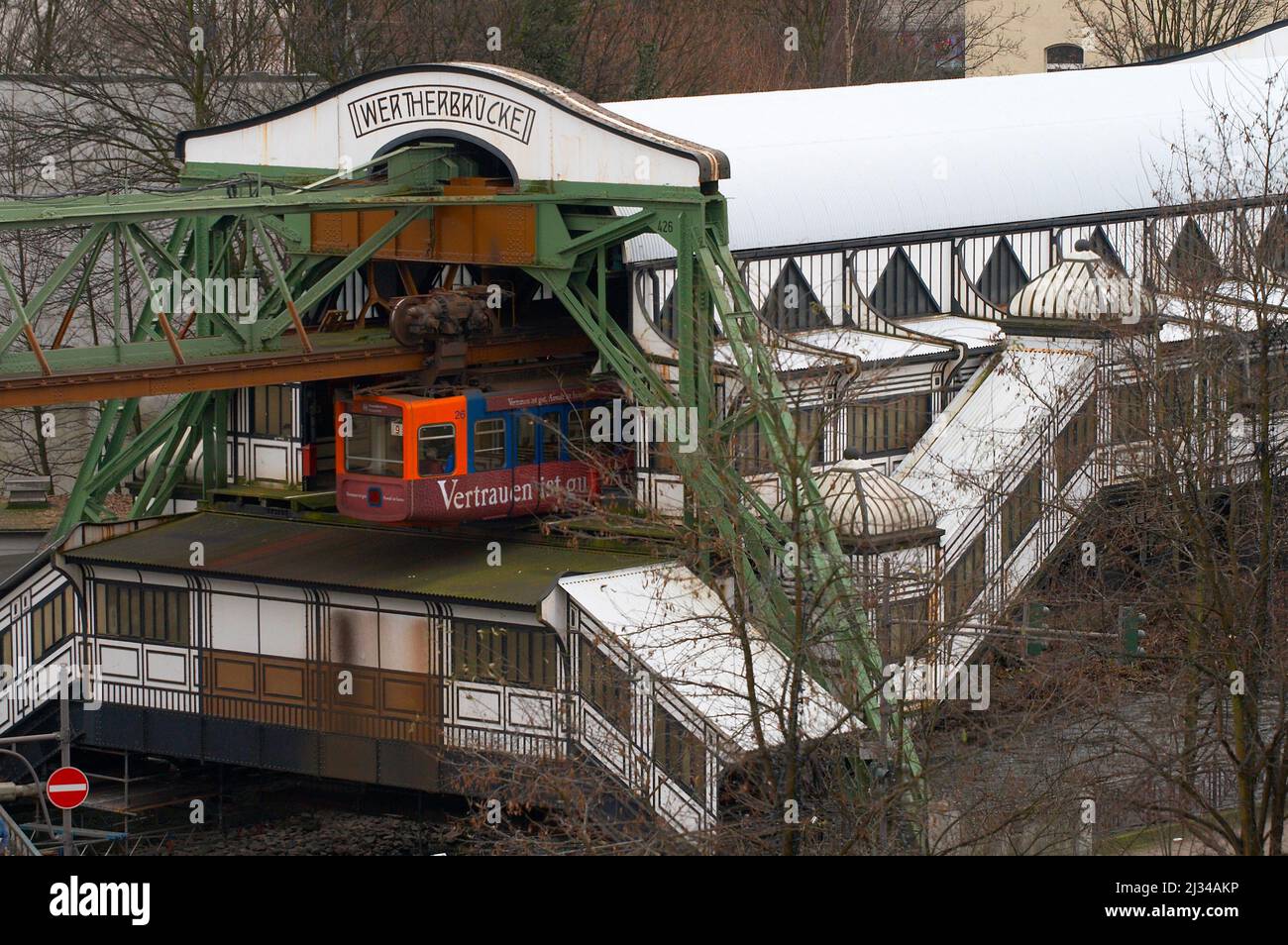 Tir extérieur, hiver, chemin de fer suspendu à Wuppertal, Bergisches pays, Rhénanie-du-Nord-Westphalie, Allemagne, Europe Banque D'Images