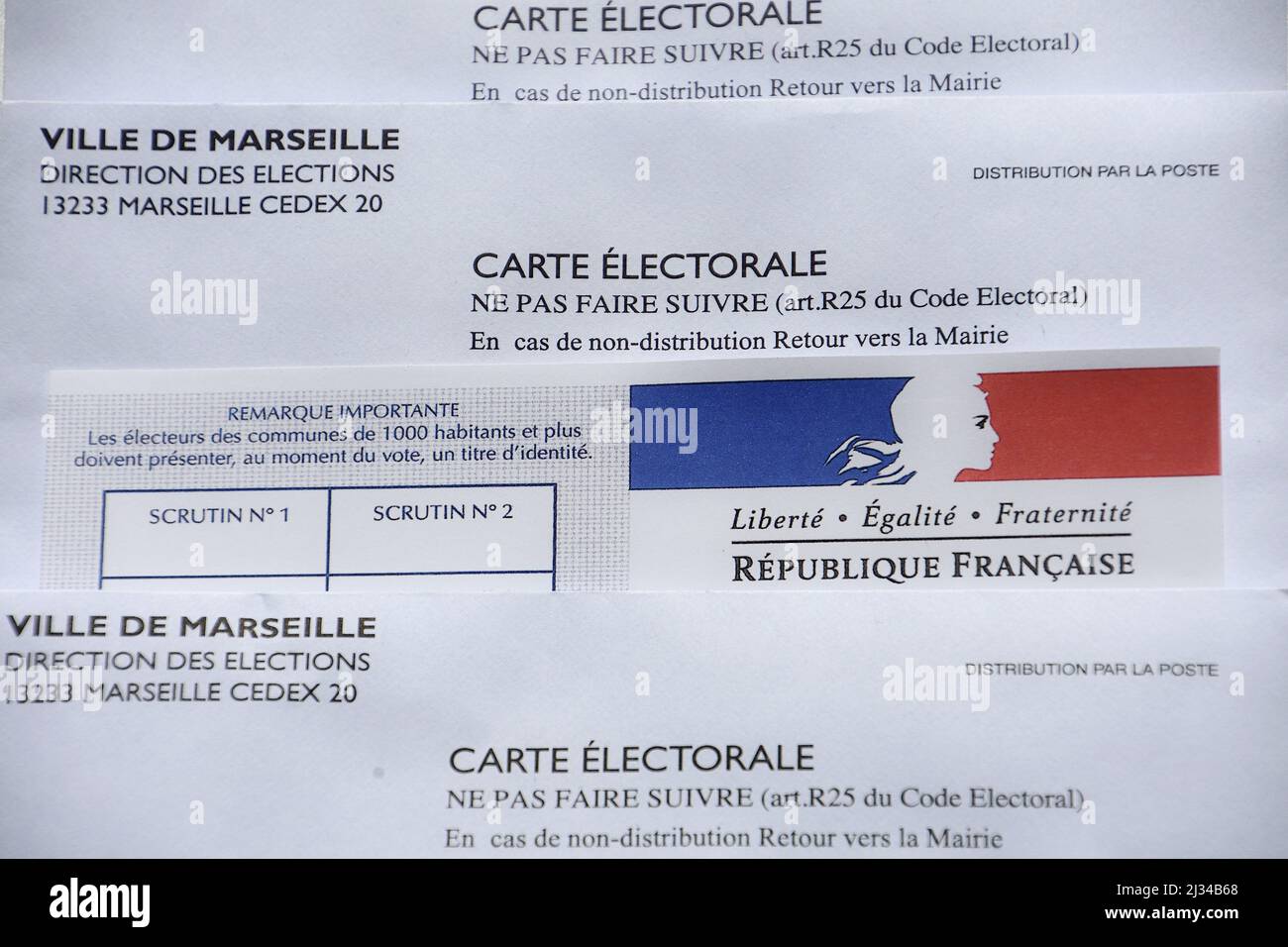 Une carte électorale vue entre les enveloppes d'envoi sur une table. Les cartes  électorales sont renouvelées à chaque élection présidentielle en France.  (Photo de Gerard Bottino / SOPA Images / Sipa USA Photo Stock - Alamy