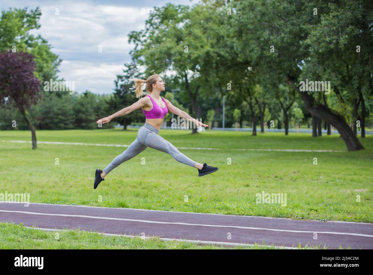 mettre en forme jeune femme entraînement à l'extérieur Banque D'Images