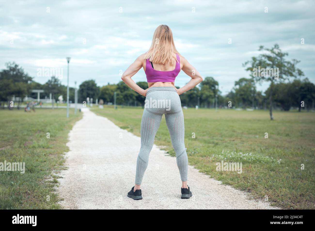 femme en forme et musclée debout dans le parc Banque D'Images