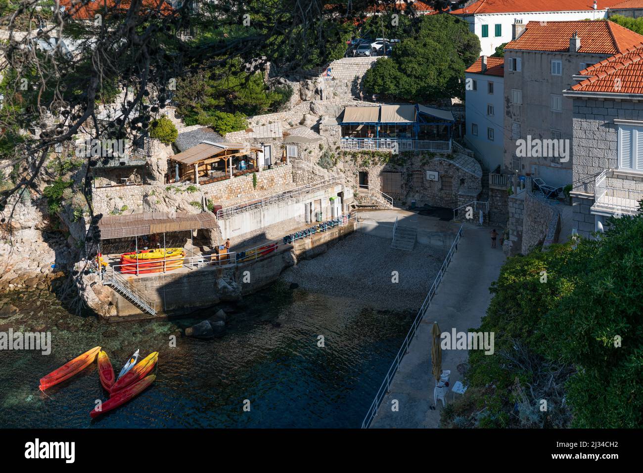 Petite baie de baignade cachée à l'extérieur des murs de la ville de Dubrovnik, Dalmatie, Croatie. Banque D'Images