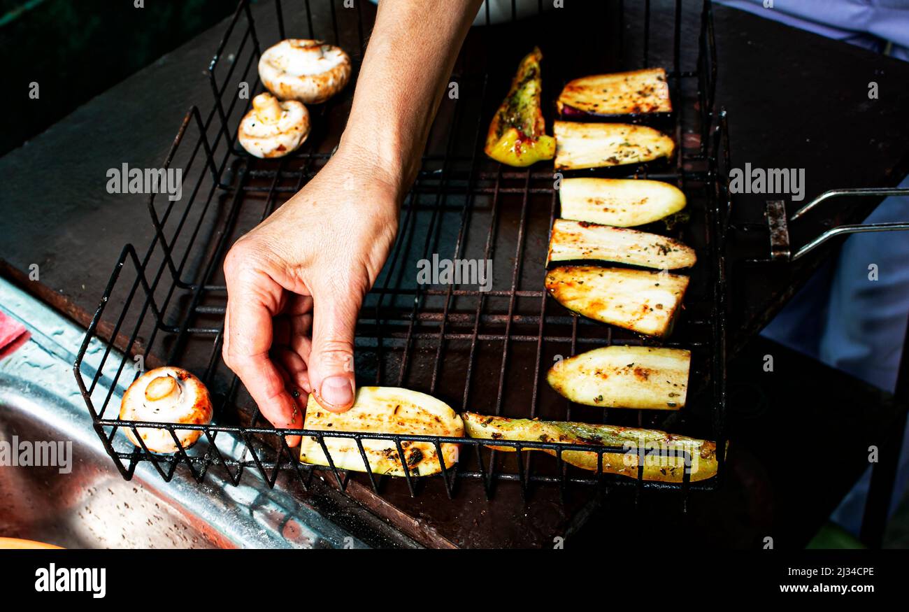 Légumes grillés. Faites griller sur un pique-nique. Nourriture sur un feu ouvert. Courgettes, aubergines et champignons. Plat végétarien. Une alimentation saine. Légumes frais le Banque D'Images