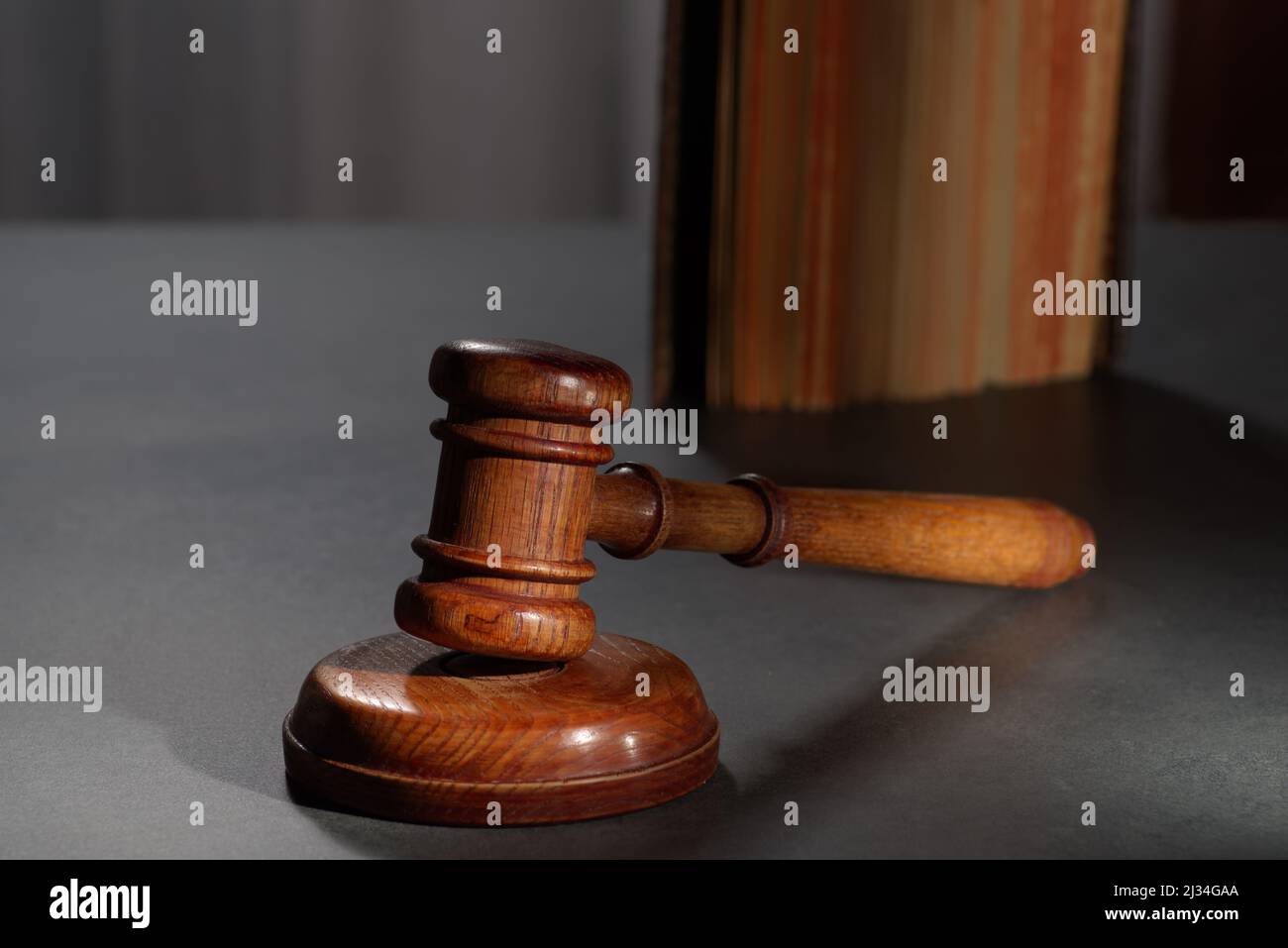 Livre de droit avec un juge en bois sur table dans un courtron Banque D'Images