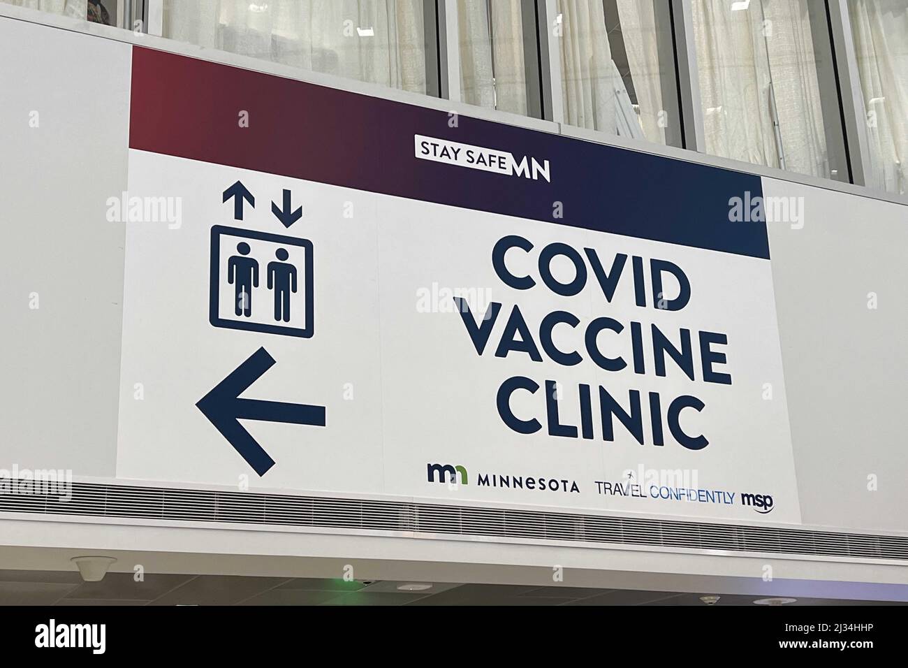 Un panneau de clinique de vaccin COVID-19 au terminal 1 de l’aéroport international de Minneapolis–Saint Paul au milieu de la montée en puissance de la variante omicron COVID-19, le lundi 4 avril 2022, à Minneapolis. Banque D'Images