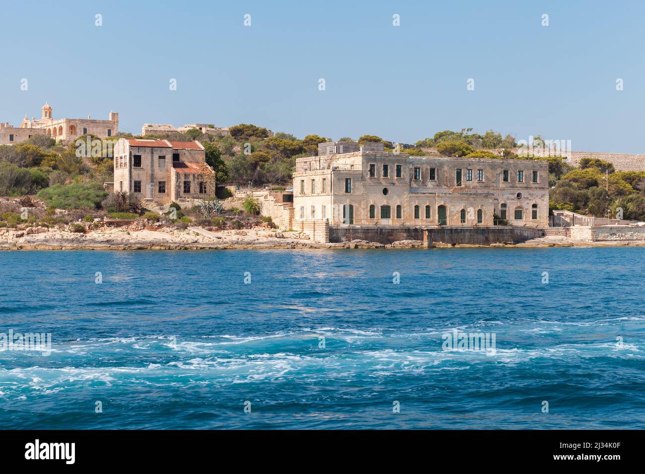 Abandon de vieux bâtiments à l'île de Manoel, Malte. Paysage côtier d'été Banque D'Images
