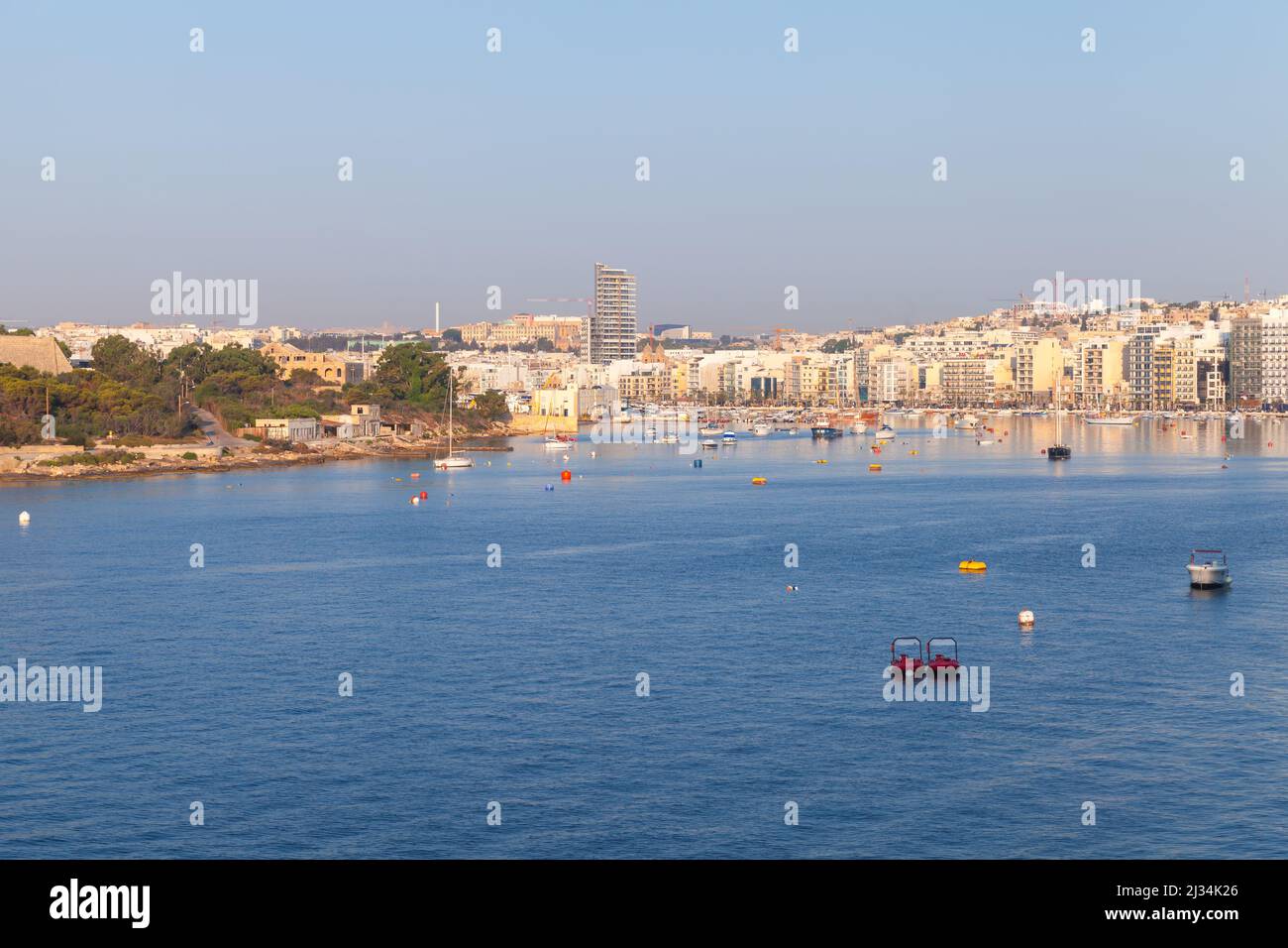 Malte, paysage côtier d'été avec l'île Manoel, TAS-Sliema et le quartier il-Gzira Banque D'Images