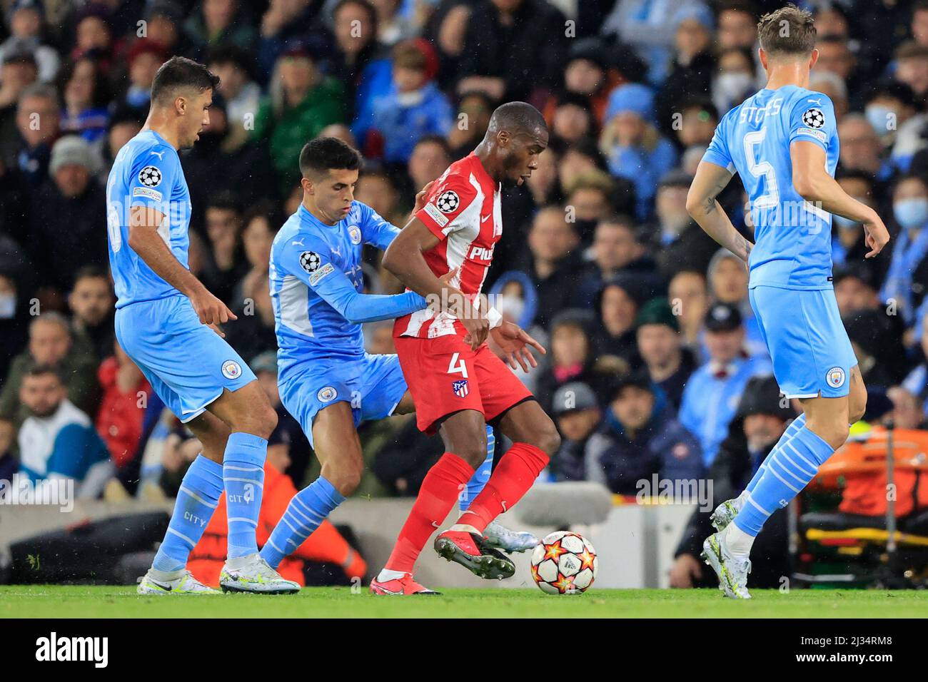 Manchester, Royaume-Uni. 05th avril 2022. Geoffrey Kondogbia #4 de Athletico Madrid est défié par Joao Cancelo #27 de Manchester City à Manchester, Royaume-Uni le 4/5/2022. (Photo de Conor Molloy/News Images/Sipa USA) crédit: SIPA USA/Alay Live News Banque D'Images