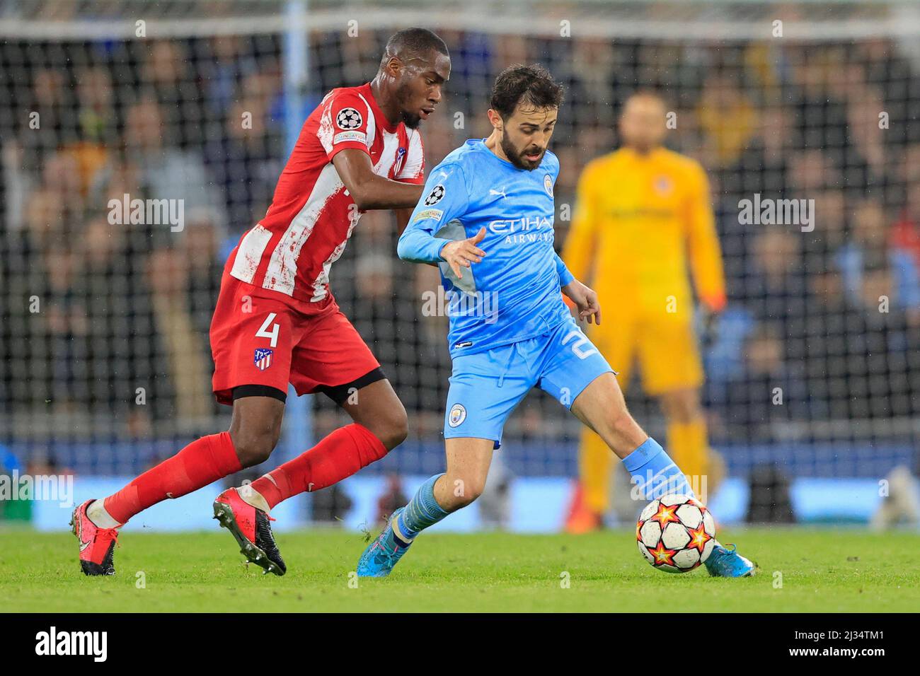 Manchester, Royaume-Uni. 05th avril 2022. Bernardo Silva #20 de la ville de Manchester protège la balle de Geoffrey Kondogbia #4 de l'Athletico Madrid à Manchester, Royaume-Uni le 4/5/2022. (Photo de Conor Molloy/News Images/Sipa USA) crédit: SIPA USA/Alay Live News Banque D'Images