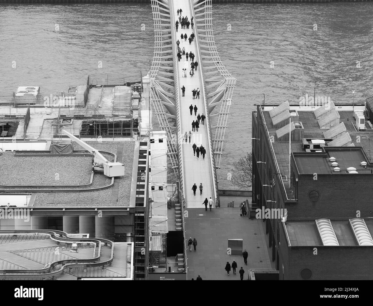 Londres, Grand Londres, Angleterre, mars 29 2022 : vue aérienne du Millennium Bridge, un pont piétonnier surplombant la Tamise. Monochrome. Banque D'Images