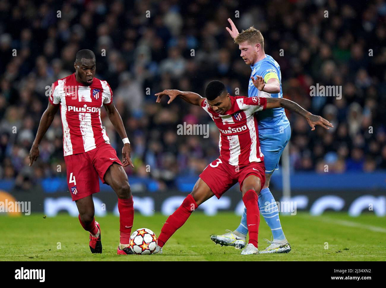 Kevin de Bruyne (à droite) de Manchester City et Reinildo Mandava (au centre) de l'Atletico Madrid et Geoffrey Kondogbia se battent pour le ballon lors du match de la première jambe de la finale du quart de la Ligue des champions de l'UEFA au stade Etihad de Manchester. Date de la photo: Mardi 5 avril 2022. Banque D'Images