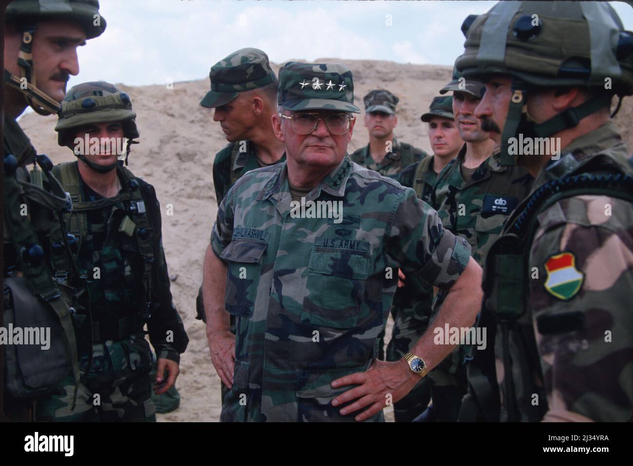 Pour la première fois sur le sol américain, les soldats de l'OTAN tiendront un exercice de maintien de la paix avec les troupes de l'ancien Pacte de Varsovie, a annoncé le Pentagone. L'exercice, appelé Cooperative Nugget '95, aura lieu le 6-28 août à fort Polk, en Louisiane, a déclaré le Pentagone vendredi. Environ 4 200 soldats de 14 pays d'Europe centrale et orientale ainsi que des États-Unis, du Canada et de la Grande-Bretagne y participeront. L’administration Clinton avait voulu que la Russie y participe, mais Moscou n’a pris aucun engagement. Un exercice conjoint de maintien de la paix entre les États-Unis et la Russie, distinct de l'événement de fort Polk, doit avoir lieu au Kansas en octobre Banque D'Images