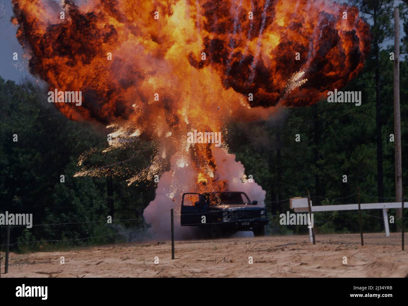 Pour la première fois sur le sol américain, les soldats de l'OTAN tiendront un exercice de maintien de la paix avec les troupes de l'ancien Pacte de Varsovie, a annoncé le Pentagone. L'exercice, appelé Cooperative Nugget '95, aura lieu le 6-28 août à fort Polk, en Louisiane, a déclaré le Pentagone vendredi. Environ 4 200 soldats de 14 pays d'Europe centrale et orientale ainsi que des États-Unis, du Canada et de la Grande-Bretagne y participeront. L’administration Clinton avait voulu que la Russie y participe, mais Moscou n’a pris aucun engagement. Un exercice conjoint de maintien de la paix entre les États-Unis et la Russie, distinct de l'événement de fort Polk, doit avoir lieu au Kansas en octobre Banque D'Images