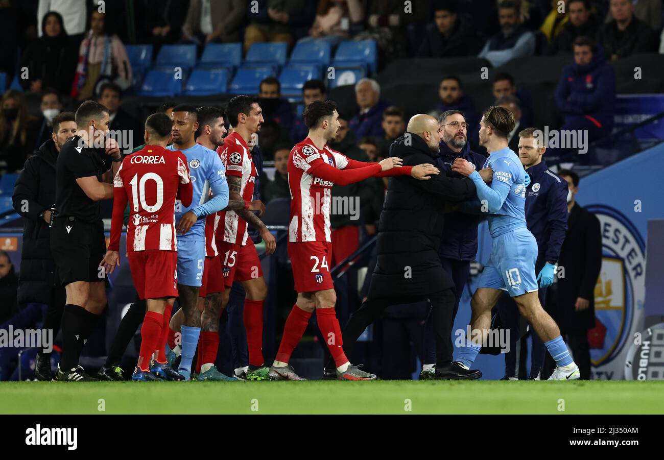 Manchester, Angleterre, 5th avril 2022. Jack Grealish de Manchester City entre en conflit avec Angel Correa de l'Atletico Madrid lors du match de l'UEFA Champions League au Etihad Stadium de Manchester. Le crédit photo doit être lu : Darren Staples / Sportimage Banque D'Images