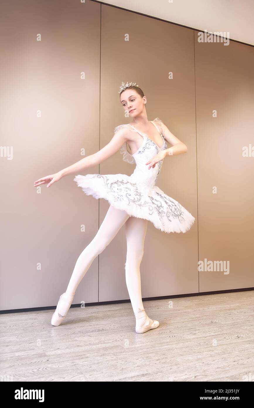 jeune danseuse de ballet caucasienne pratique des positions de ballet dans  la jupe tutu professionnelle de cygne blanc. jeune belle danseuse de ballet  dans la pratique tutu Photo Stock - Alamy