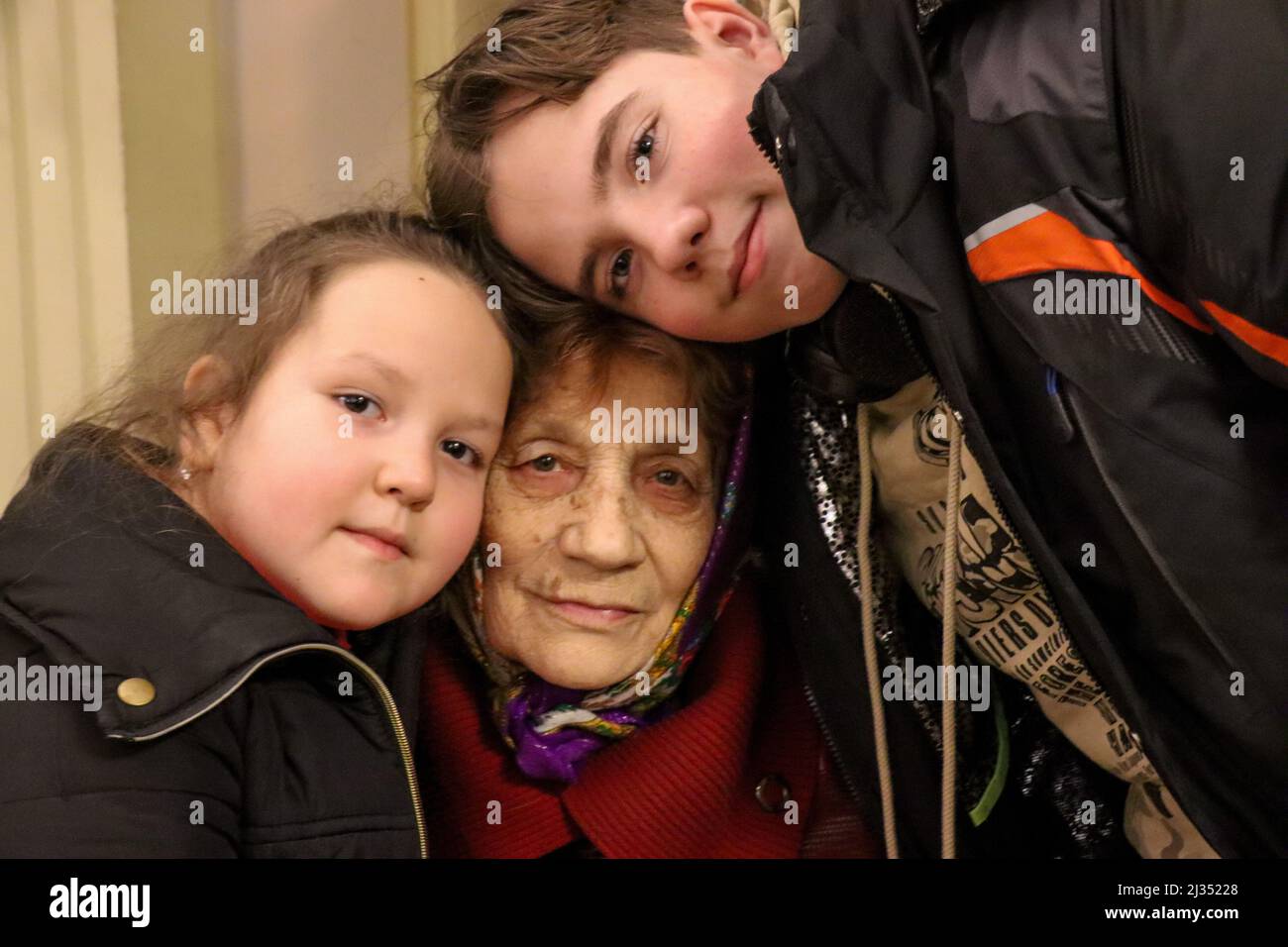 Przemysl, Pologne. 4th avril 2022. Une grand-mère et ses deux petits-enfants attendent plus de 8 heures à la gare de Przemysl, après un trajet de 12 heures en train de l'autre côté de la frontière depuis Liviv, en Ukraine, pour échapper à la terreur de Poutine, pour découvrir qu'ils ont reçu de mauvaises informations de la part d'un volontaire, et que ce train ne vient pas. (Image de crédit : © Amy Katz/ZUMA Press Wire) Banque D'Images