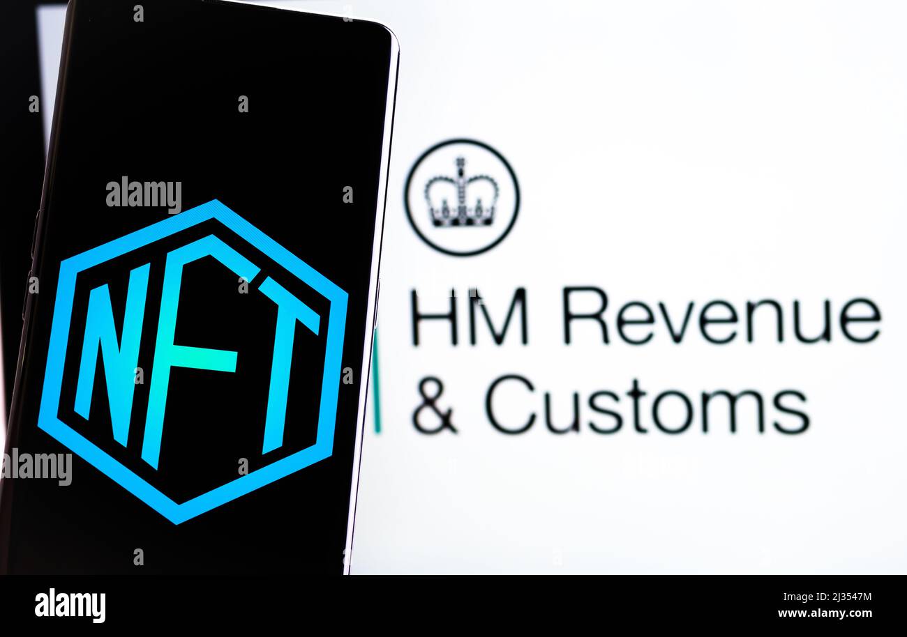 Logo NFT visible sur smartphone et logo HM Revenue and Customs flou sur fond. Mise au point sélective. Concept. Stafford, Royaume-Uni, 5 avril 2022 Banque D'Images
