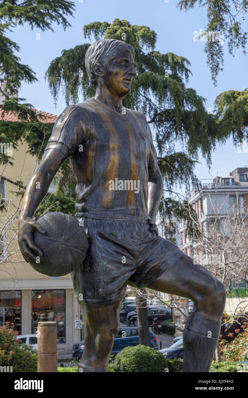 ISTANBUL, TURQUIE - 3 AVRIL 2022: Légende Fenerbahce joueur CAN Bartu statue à Kadikoy, Istanbul. Les fans de Fenerbahce sont bien aimés par la sculpture opposée Banque D'Images