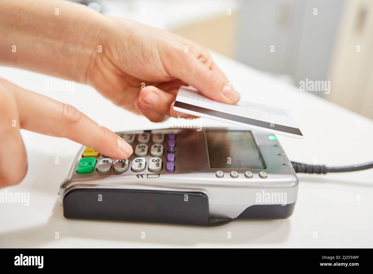 Paiement sans contact avec carte de crédit au lecteur dans le supermarché Banque D'Images