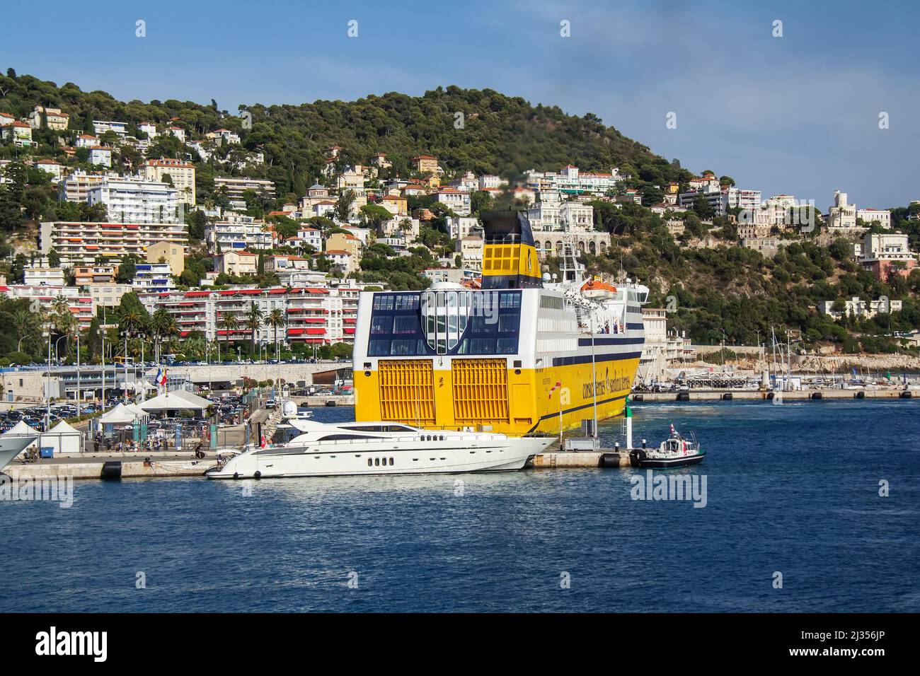 NICE, FRANCE -AOÛT 09,2021- vue sur les yachts de luxe et le ferry pour la Corse dans le port de Nice sur la mer Méditerranée à Nice sur la France Banque D'Images